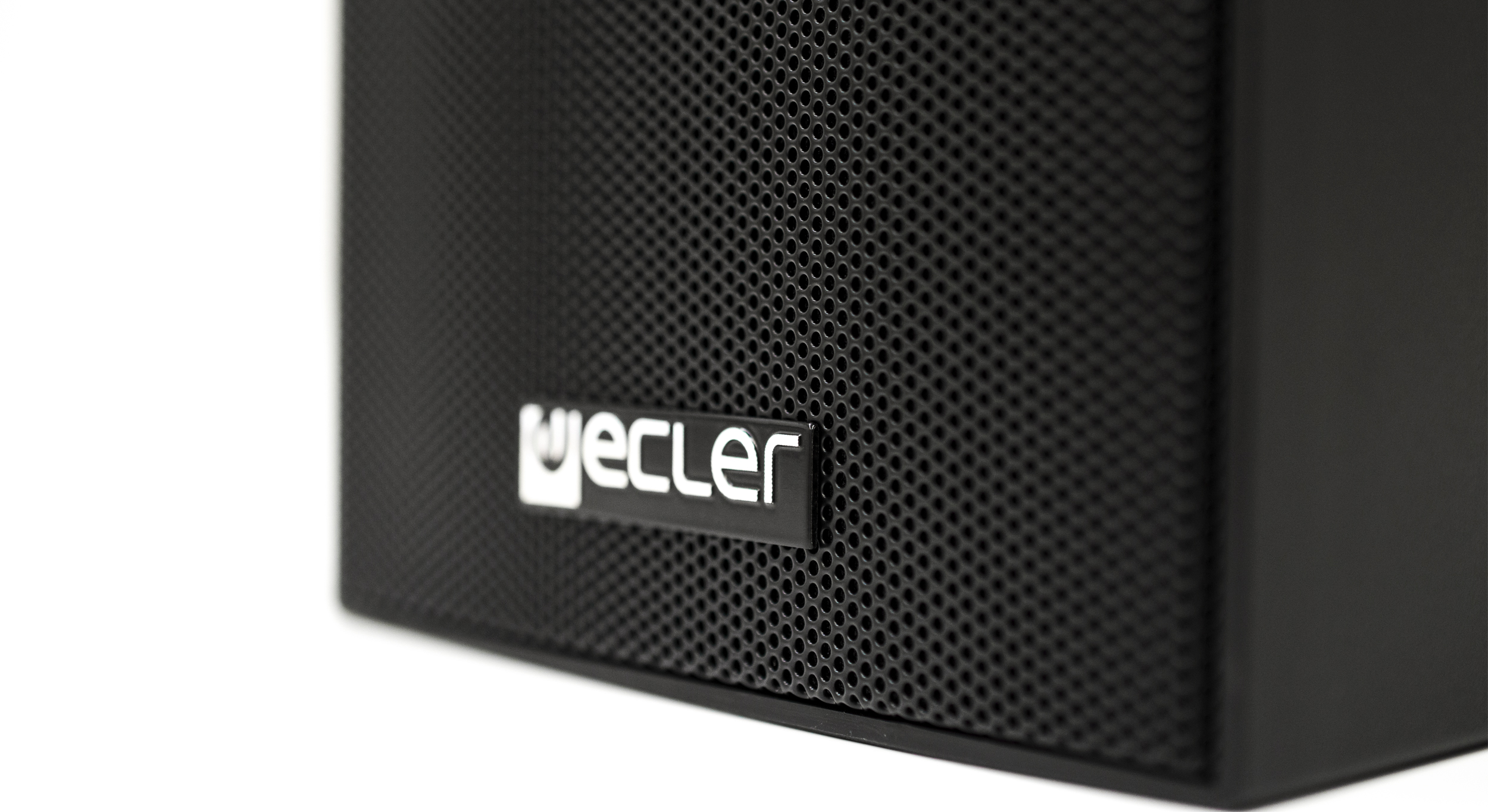 Ecler_ESSENTIALS_eAMBIT103BK_Persp_Logo_Detail